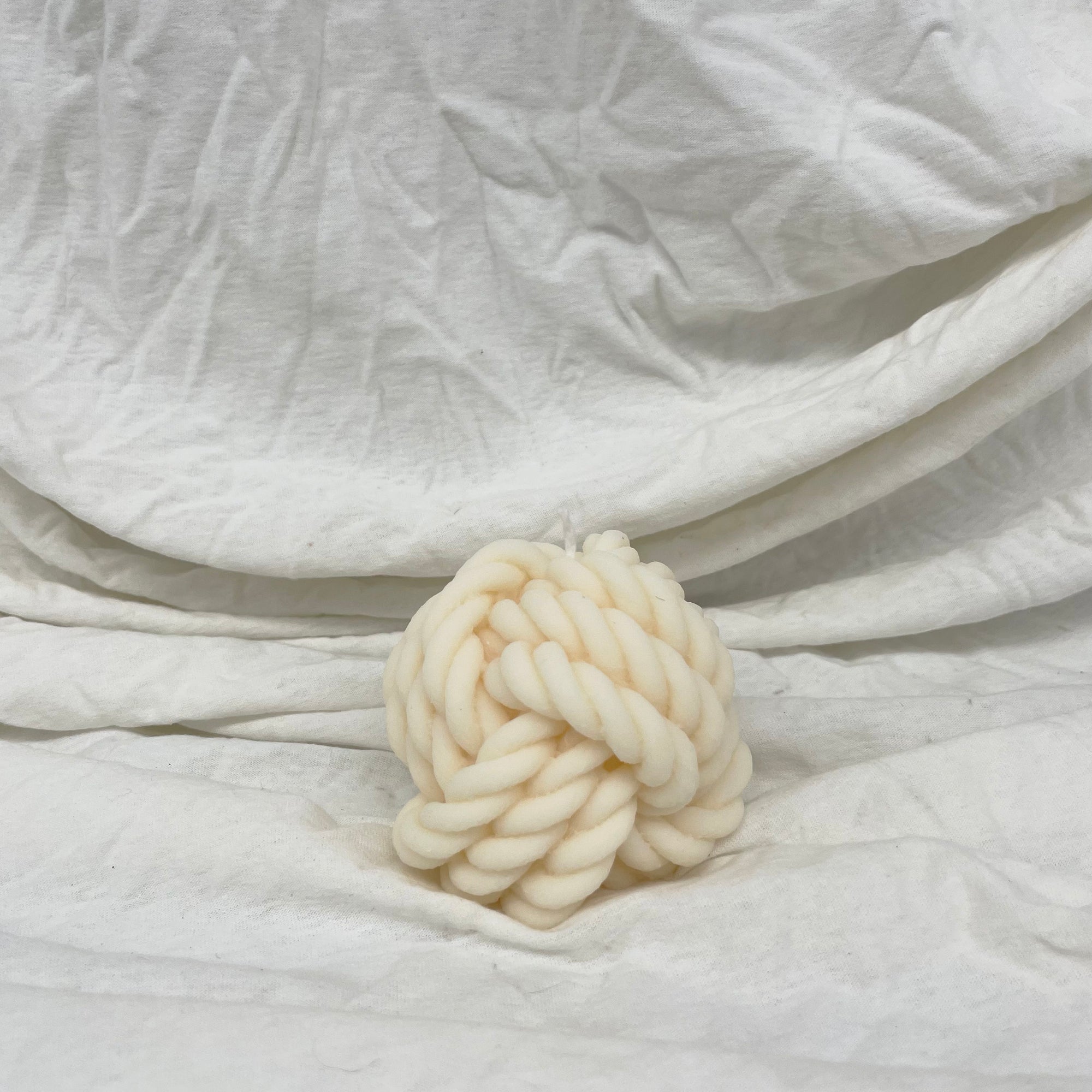 【Ready to ship】Big Knit Ball Shaped Soy & BeesWax Candle
